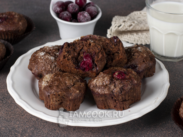 Шоколадные маффины с вишней, рецепт с фото