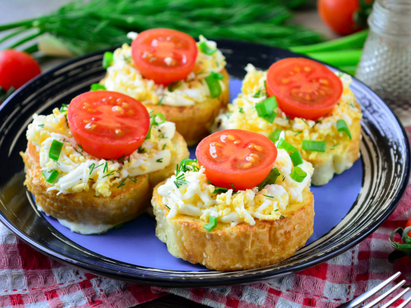 Тосты с яйцом и помидорами, рецепт с фото