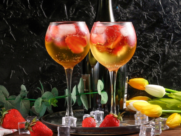 Летняя «окрошка» с шампанским и клубникой, рецепт с фото