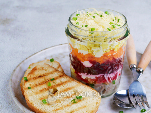 «Сельдь под шубой» с солеными огурцами и сыром, рецепт с фото