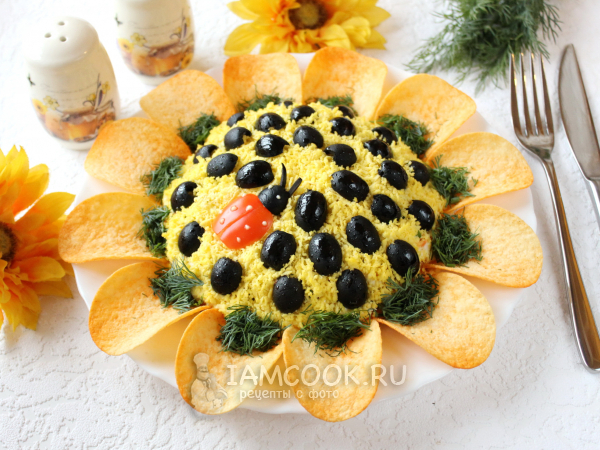 Салат «Подсолнух» с корейской морковью, рецепт с фото