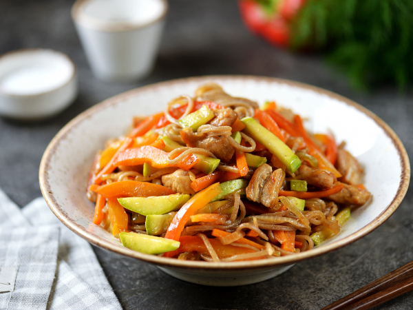 Соба со свининой и овощами, рецепт с фото