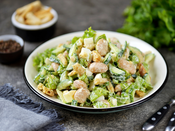 Салат с белой фасолью и сухариками, рецепт с фото