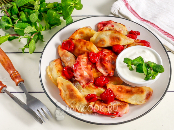 Жареные вареники с вишней, рецепт с фото