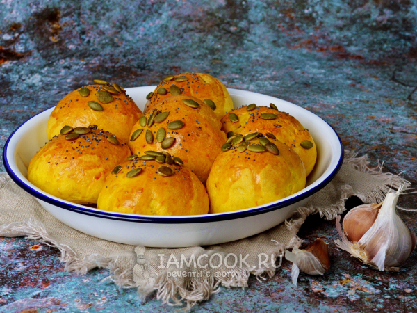 Тыквенные булочки с чесноком, рецепт с фото