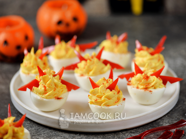 Фаршированные яйца «Дьяволята» на Хэллоуин, рецепт с фото