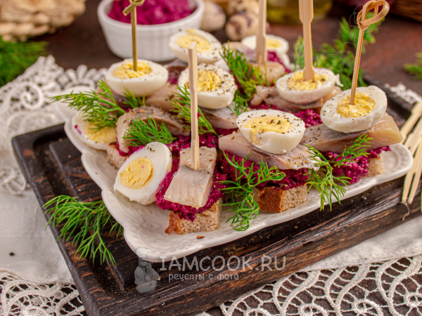 Канапе с сельдью и свекольным «Песто», рецепт с фото