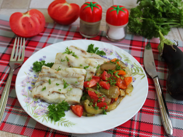 Минтай с баклажанами и помидорами в духовке, рецепт с фото