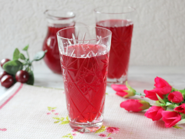 Компот из вишни с черной смородиной, рецепт с фото