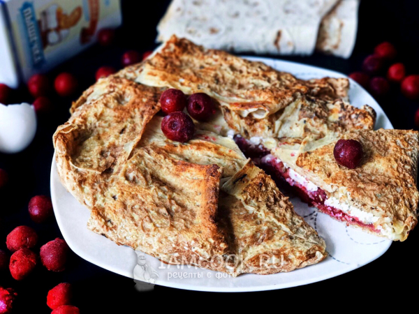 Пирог из лаваша с вишней и творогом, рецепт с фото