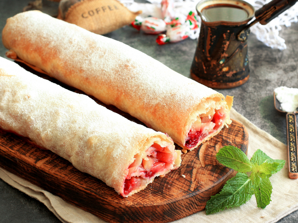 Штрудель с вишней и яблоками, рецепт с фото