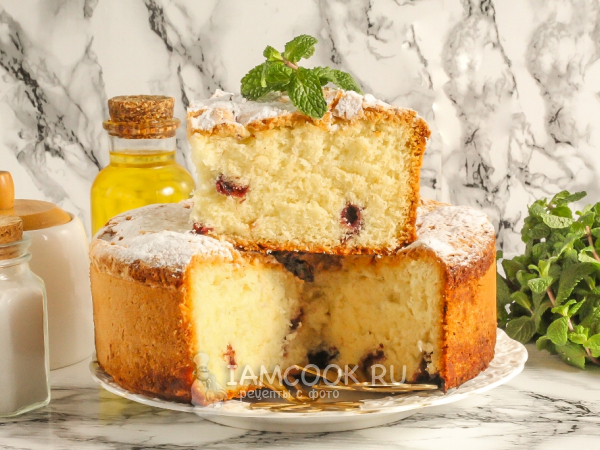 Бисквитный пирог с вареньем, рецепт с фото