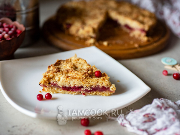 Насыпной пирог с брусникой, рецепт с фото