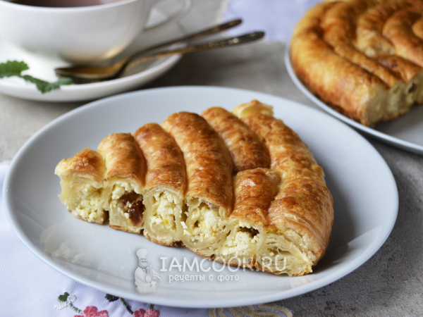 Вертута из слоеного теста с творогом, рецепт с фото
