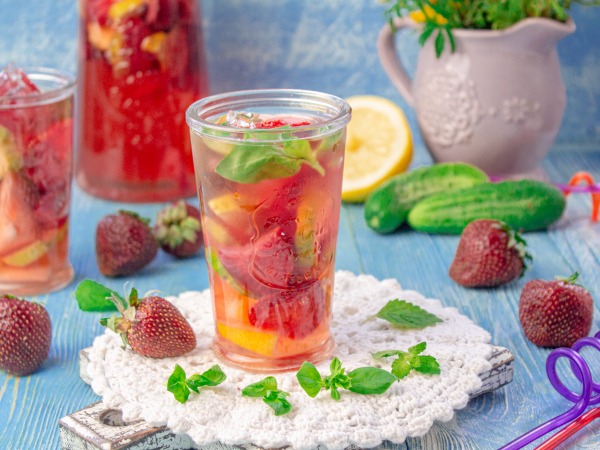Лимонад с клубникой и огурцом, рецепт с фото