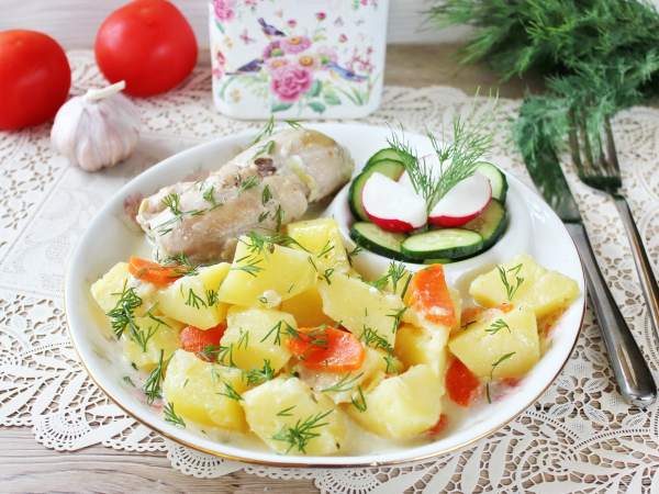 Тушеная картошка с курицей в сметане, рецепт с фото