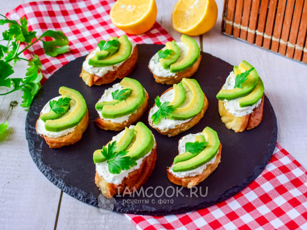 Брускетты с авокадо и творожным сыром, рецепт с фото