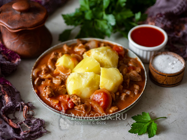 Гуляш из свинины и говядины (вместе) с подливкой, рецепт с фото