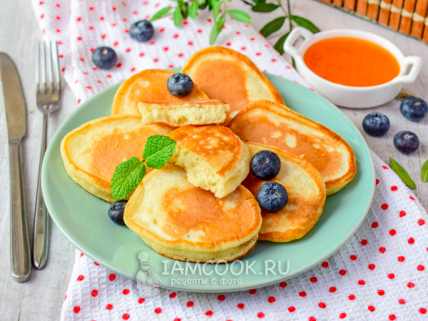 Пышные оладьи на сметане (на дрожжах), рецепт с фото
