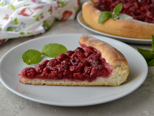 Открытый пирог с малиной из дрожжевого теста, рецепт с фото