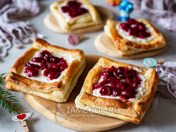 Слойки с творожным сыром и ягодами, рецепт с фото