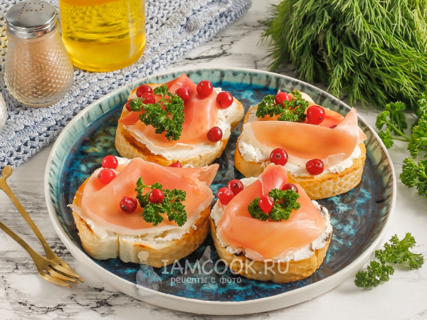 Брускетта с беконом и творожным сыром, рецепт с фото