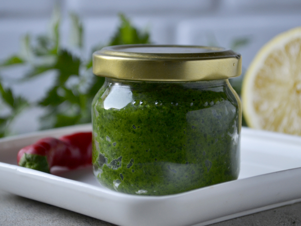 Приправа (соус, закуска) из листьев хрена на зиму, рецепт с фото