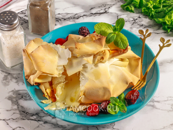 Камамбер в тесте фило (запеченный), рецепт с фото