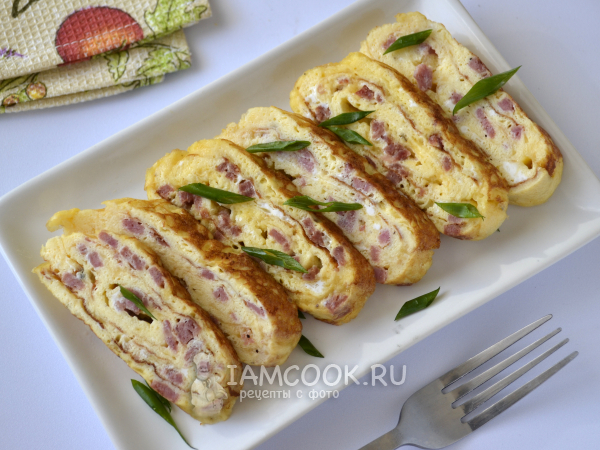 Яичный рулет с колбасой и сыром на сковороде, рецепт с фото