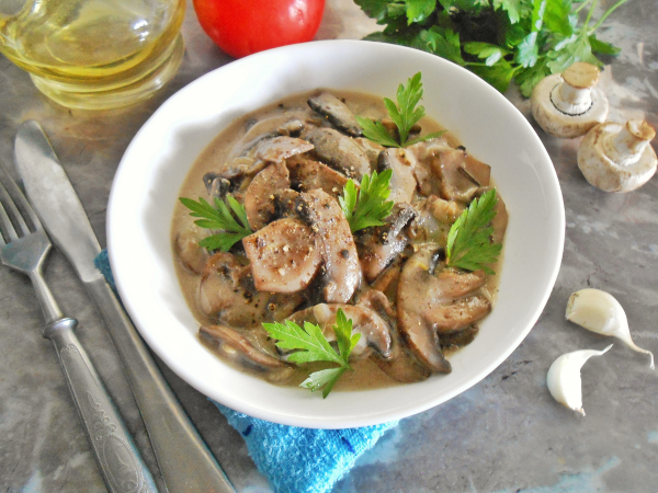 Грибы в сливочном соусе в мультиварке, рецепт с фото