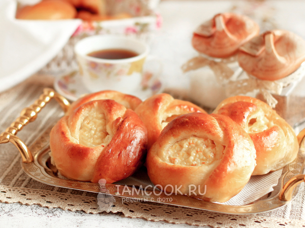 Ватрушки с изюмом и творогом, рецепт с фото