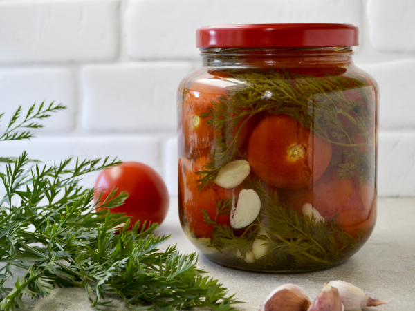 Маринованные помидоры с ботвой моркови на зиму, рецепт с фото