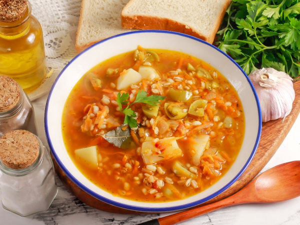 Рассольник с зелеными помидорами и перловкой, рецепт с фото