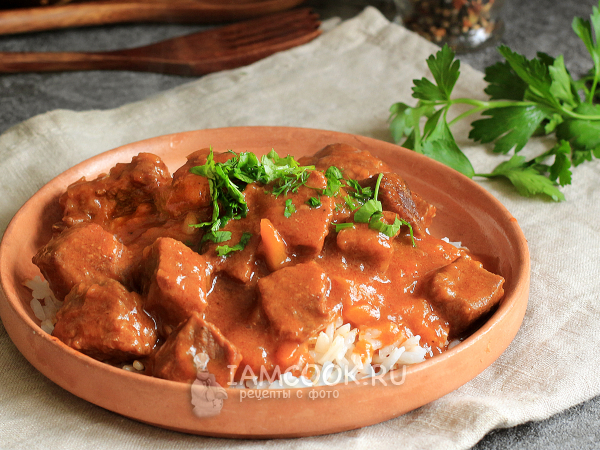 Гуляш из говядины с подливкой (классический рецепт), рецепт с фото