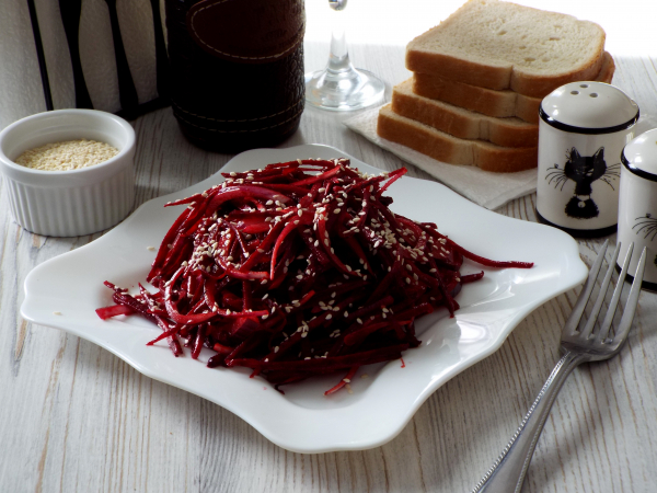 Салат из сырой свёклы с луком, рецепт с фото