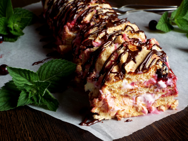 Меренговый рулет с чёрной смородиной, рецепт с фото