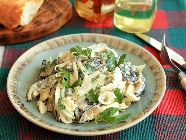 Салат из баклажанов с яйцом и маринованным луком, рецепт с фото