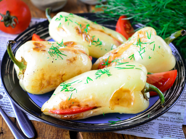 Жареный перец с помидорами и чесноком внутри, рецепт с фото