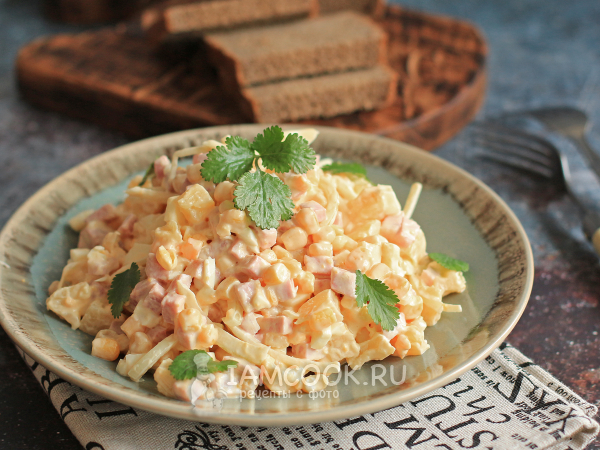 Салат с копченым мясом и кукурузой, рецепт с фото