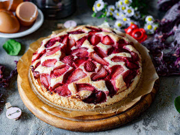 Простой и быстрый пирог с клубникой, рецепт с фото