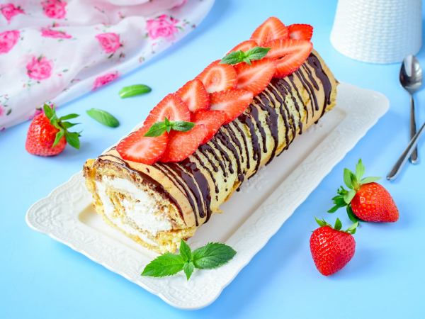 Бисквитный рулет с маскарпоне, рецепт с фото