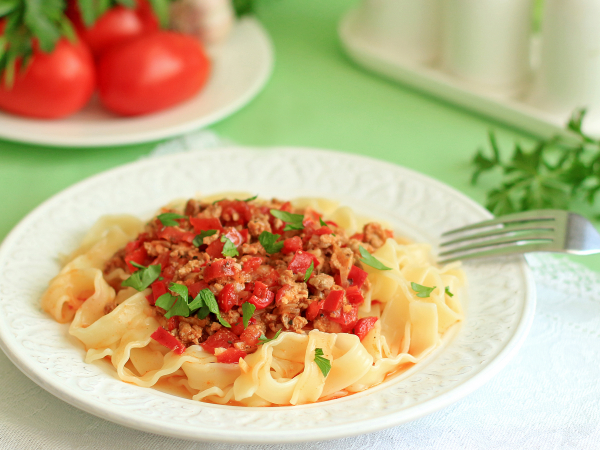 Мясной соус из фарша с перцем и помидорами, рецепт с фото