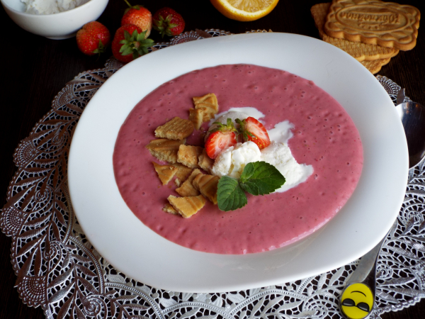 Клубничный суп с мороженым, рецепт с фото