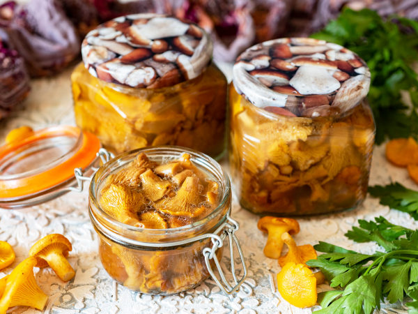 Лисички, маринованные с маслом, рецепт с фото