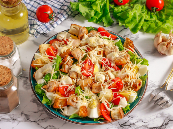 Салат «Цезарь» со свининой, рецепт с фото