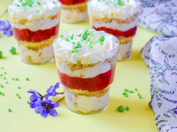 Трайфл с клубникой и бананом, рецепт с фото