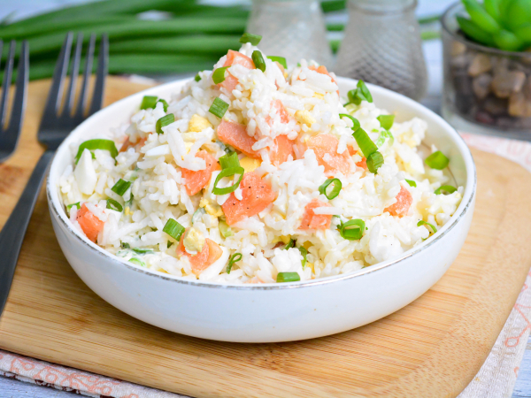 Салат из лосося с рисом и яйцом, рецепт с фото