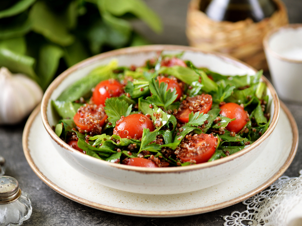Салат с киноа и шпинатом, рецепт с фото