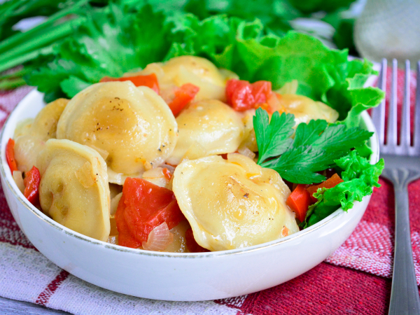 Жареные пельмени с помидорами, рецепт с фото