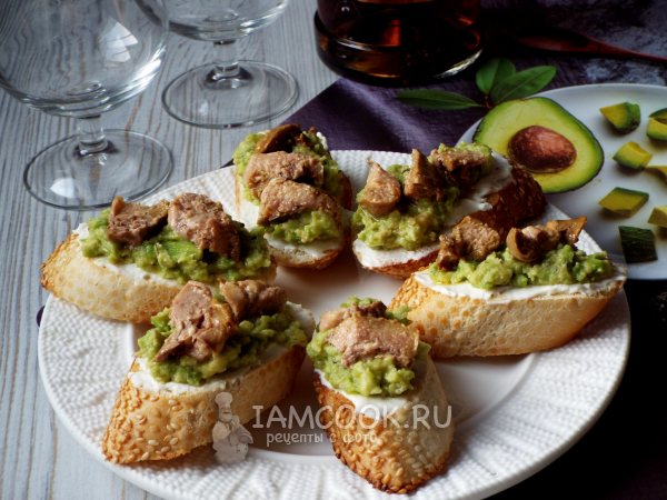 Брускетта с печенью трески и авокадо, рецепт с фото